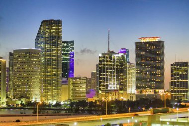 Miami, Florida 'nın gece lambaları. Yolcu gemisinden hava görüntüsü.