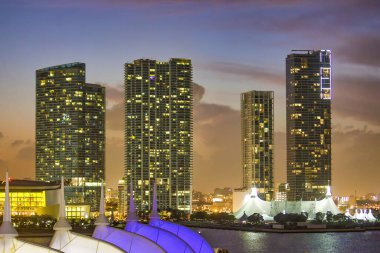 Miami, Florida 'nın gece lambaları. Yolcu gemisinden hava görüntüsü.