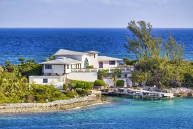 Evim ağaçlarla çevrili güzel bir adada, gökyüzü manzaralı.