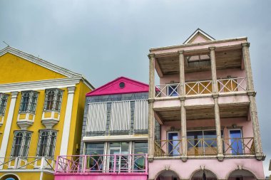 Nassau, Bahamalar 'ın renkli binaları.