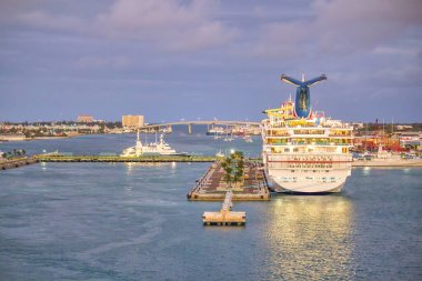 Nassau ufuk çizgisinin gün batımı görüntüsü ve limandaki yolcu gemisi - yolcu gemisinden Bahamalar.