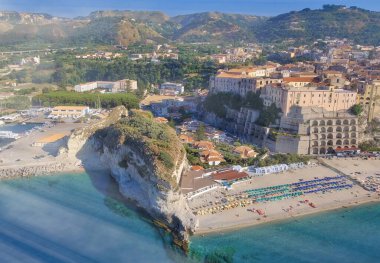 Tropea, Calabria kıyı şeridi. Yaz mevsiminde hava manzarası.