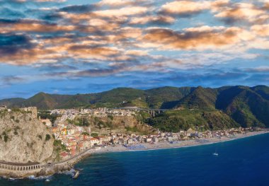 Scilla Sahili yaz mevsiminde, Calabria kıyı şeridinin panoramik hava manzarası, İtalya.