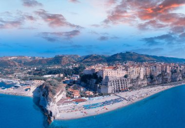Tropea, Calabria. Yaz mevsiminde İtalya 'nın turistik güney kesiminin insansız hava aracından inanılmaz hava manzarası.