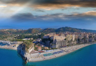 Tropea, Calabria kıyı şeridi. Yaz mevsiminde hava manzarası.