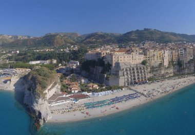 Tropea, Calabria. Yaz mevsiminde İtalya 'nın turistik güney kesiminin insansız hava aracından inanılmaz hava manzarası.