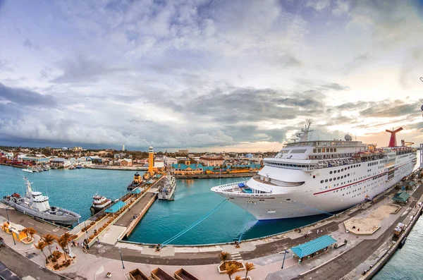 Kreuzfahrtschiff Legte Karibikhafen Großer Ozeanriese Verlässt Hafen Bei Sonnenuntergang — Stockfoto