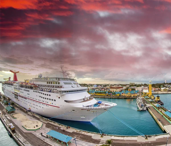 Kreuzfahrtschiff Legte Karibikhafen Großer Ozeanriese Verlässt Hafen Bei Sonnenuntergang — Stockfoto