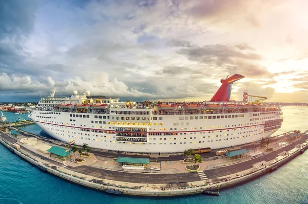 Incrível Vista Aérea Navio Cruzeiro Atracado Porto Caribbean Pôr Sol — Fotografia de Stock