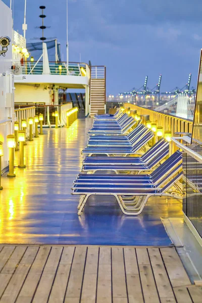 Deck Cadeiras Longo Navio Cruzeiro Noite Conceito Férias — Fotografia de Stock