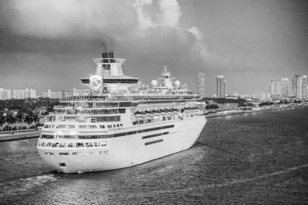 Statek Wycieczkowy Lub Liniowiec Zmierzchu Gotowy Wypłynięcia Portu Miami Piękny — Zdjęcie stockowe