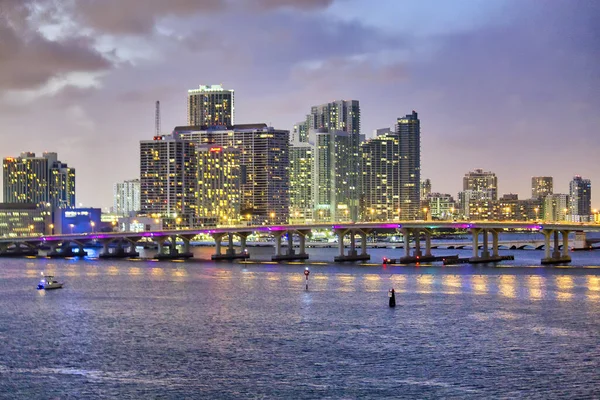 Lichter Der Port Boulevard Bridge Miami Mit Nächtlicher Skyline Der — Stockfoto