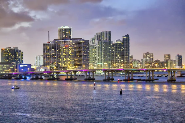 Luces Del Puente Port Boulevard Miami Con Horizonte Nocturno Ciudad —  Fotos de Stock