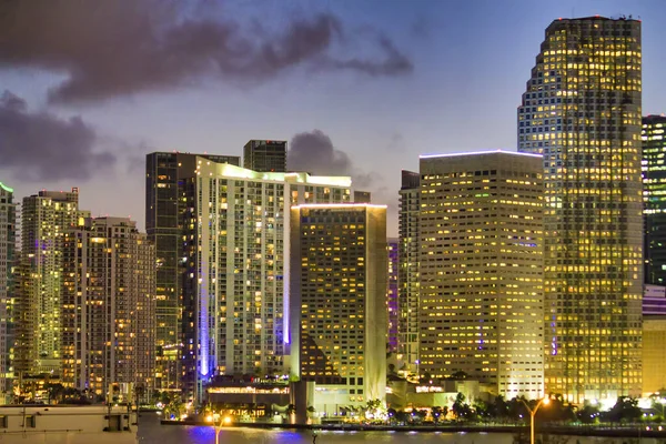 Nachtbeleuchtung Der Innenstadt Von Miami Florida Luftaufnahme Vom Auslaufenden Kreuzfahrtschiff — Stockfoto