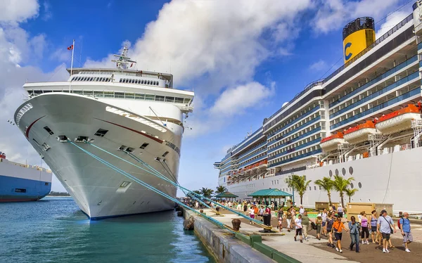 Nassau Bahamas Febbraio 2012 Turisti Lasciano Nave Crociera Visitare Isola — Foto Stock