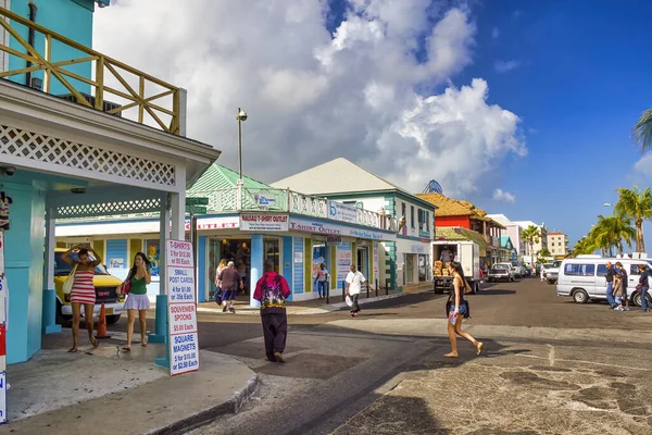 Nassau Bahamas Şubat 2012 Turistlerle Güneşli Bir Günde Şehir Sokakları — Stok fotoğraf