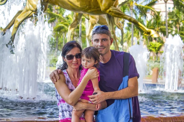 Joyeux Famille Trois Personnes Souriant Devant Une Fontaine — Photo