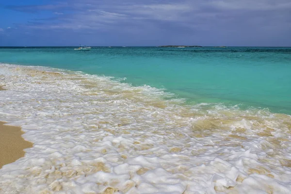 Κύματα Που Συνθλίβουν Την Ακτογραμμή Μια Τροπική Παραλία Έννοια Διακοπών — Φωτογραφία Αρχείου