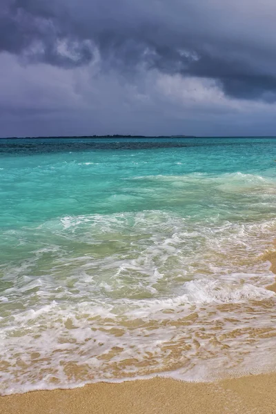 Olas Aplastantes Costa Una Playa Tropical Concepto Vacacional — Foto de Stock