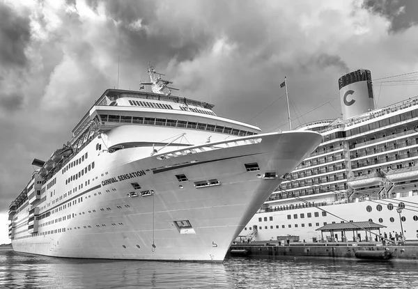 Nassau Bahamas Februar 2012 Touristen Verlassen Kreuzfahrtschiff Die Insel Besuchen — Stockfoto