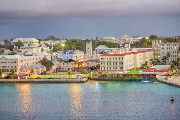 Solnedgång Utsikt Över Nassau Skyline Bahamas Från Kryssningsfartyg — Stockfoto