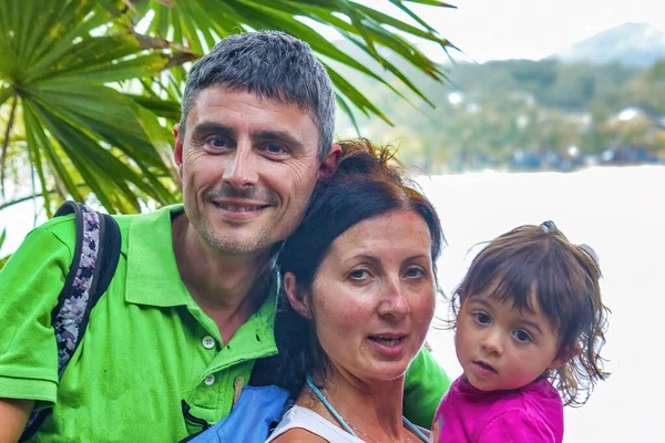 Χαρούμενη Οικογένεια Τριών Ατόμων Που Χαλαρώνουν Μια Όμορφη Παραλία — Φωτογραφία Αρχείου