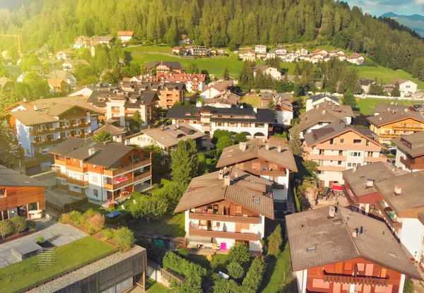 Luftaufnahme Der Schönen Stadt Der Italienischen Dolomiten Der Sommersaison — Stockfoto