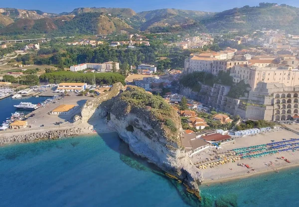 Tropea Calabria 夏天从无人驾驶飞机上俯瞰意大利南部小镇令人惊奇的美景 — 图库照片