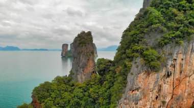 Tayland takımadaları, hava manzarası. Krabi eyaletindeki güzel adalar İHA 'dan görüldüğü gibi.