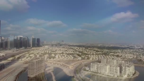 Dubai Marina Towers panoramautsikt med ljusstrålar från himlen — Stockvideo