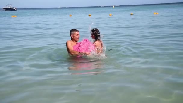 Vader en dochter grappen in het water, slow motion — Stockvideo