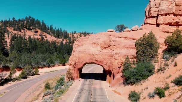 Entrada no túnel do Red Canyon e do Bryce Canyon. Arco vermelho localizado na entrada do parque nacional — Vídeo de Stock