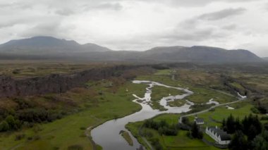 Thingvellir Ulusal Parkı, İzlanda. Bulutlu bir yaz gününde güzel panoramik hava manzarası