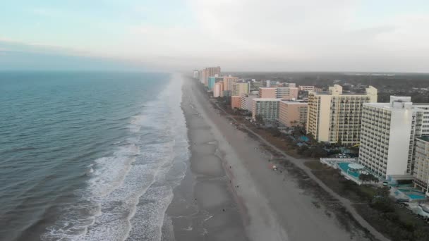 Bela vista aérea do horizonte de Myrtle Beach ao entardecer, Carolina do Sul — Vídeo de Stock
