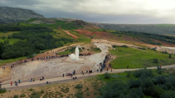 Famoso Geysir na Islândia, visão aérea muito lenta da erupção. Um dos mais famosos patrimônios naturais da Islândia — Vídeo de Stock