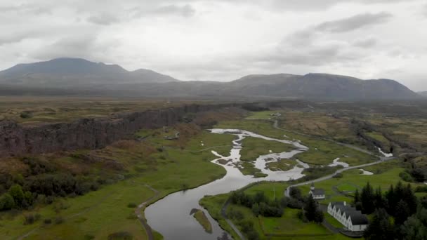 Nationaal park Thingvellir, IJsland. Prachtig panoramisch uitzicht vanuit de lucht op een bewolkte zomerdag — Stockvideo