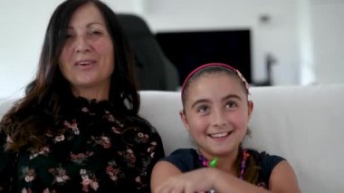 Annesiyle annesinin koronavirüs acil durumundaki babasıyla yaptığı bir video görüşmesi sırasında neşeli yüzlerini gösteren webcam görüntüsü. Aile zamanı, eğlenceli aktivite konsepti
