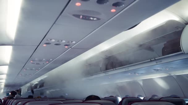 Καθαριστικό ψεκασμού με απολυμαντικό στα αεροσκάφη. Απολυμαντικό για εισπνοή αεροπλάνου — Αρχείο Βίντεο