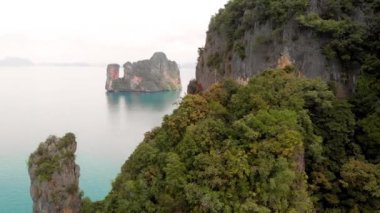 Tayland takımadaları, hava manzarası. Krabi eyaletindeki güzel adalar İHA 'dan görüldüğü gibi