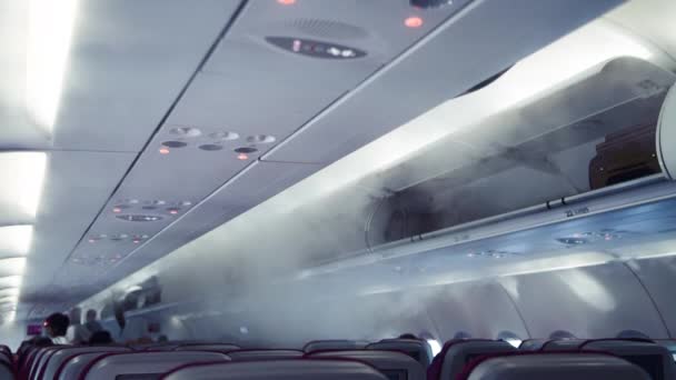 Covid-19 betegségmegelőzés. Légi jármű belső kabin mély tisztítás a koronavírus. Fertőtlenítőszer spray — Stock videók