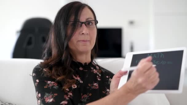 Insegnante femminile in videoconferenza chiamata sul computer portatile parlare via webcam imparare insegnare in chat online tenendo tablet, webinar a distanza concetto di insegnamento online. Bambini scuola elementare e-learning — Video Stock