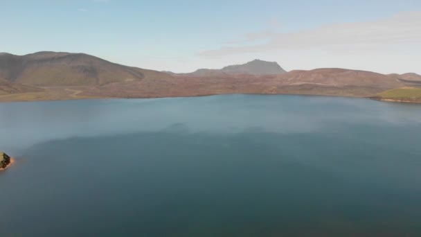 Vista aerea panoramica del lago Frostastadadhavatn. Landmannalaugar, Riserva Naturale di Fjallabak nelle Highlands dell'Islanda — Video Stock