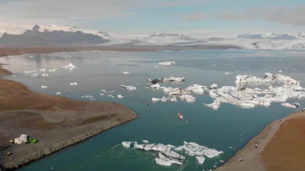 Jokullsarlon glacial lake in southwest Iceland. Aerial view of icebergs in the lagoon, going down from the sky — Stock Video