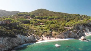 Sansone Sahili, Elba Adası. Bir yaz gününde güzel bir kıyı şeridinin havadan görünüşü