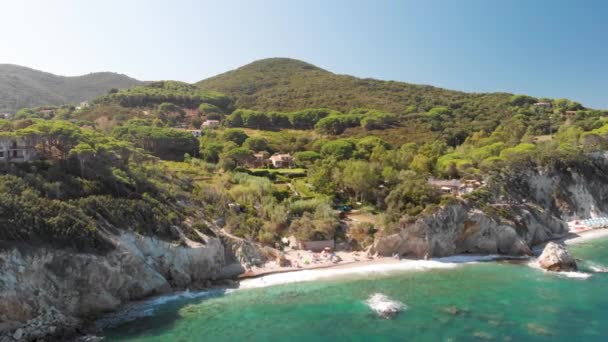 Sansone Sahili, Elba Adası. Bir yaz gününde güzel bir kıyı şeridinin havadan görünüşü — Stok video