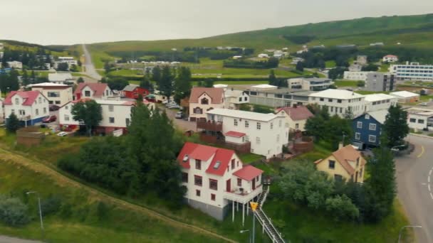 Husavik haven en stad skyline, luchtfoto van IJsland — Stockvideo