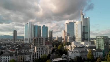 Frankfurt 'un ana nehir üzerindeki hava manzarası, İHA' dan gün batımı görüntüsü