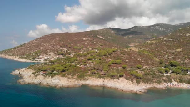 Vista aérea panorâmica da Praia de Cavoli, uma das mais famosas atracções turísticas da Ilha de Elba — Vídeo de Stock