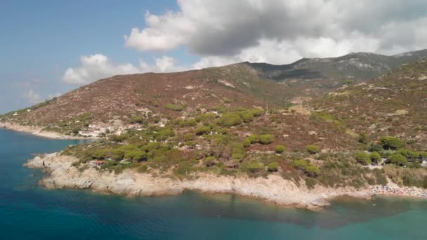 Panorámás légi kilátás Cavoli Beach, az egyik leghíresebb Elba Island turisztikai attrakció — Stock videók