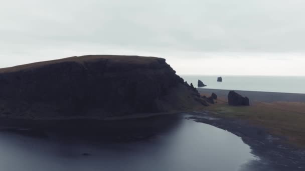 Luftaufnahme der Küste und der Berge von Reynisfjara in der Sommersaison, Island — Stockvideo